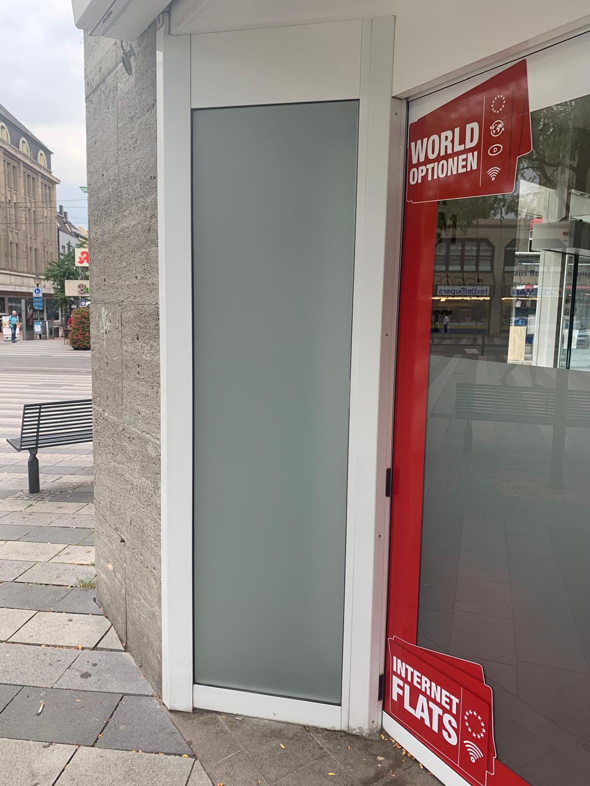 Eingang zu einem Geschäft mit Werbung für Internetangebote.