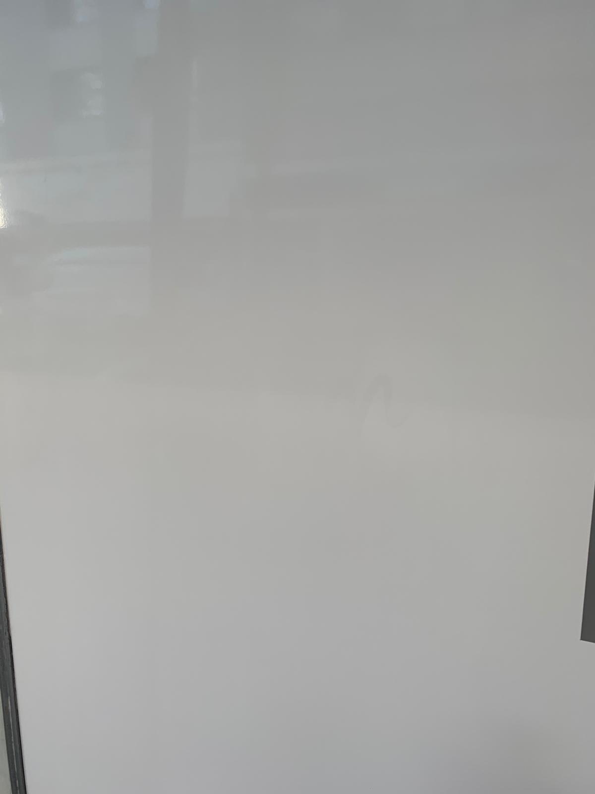 Ein unscharfes, helles Bild mit einem weißen Hintergrund.