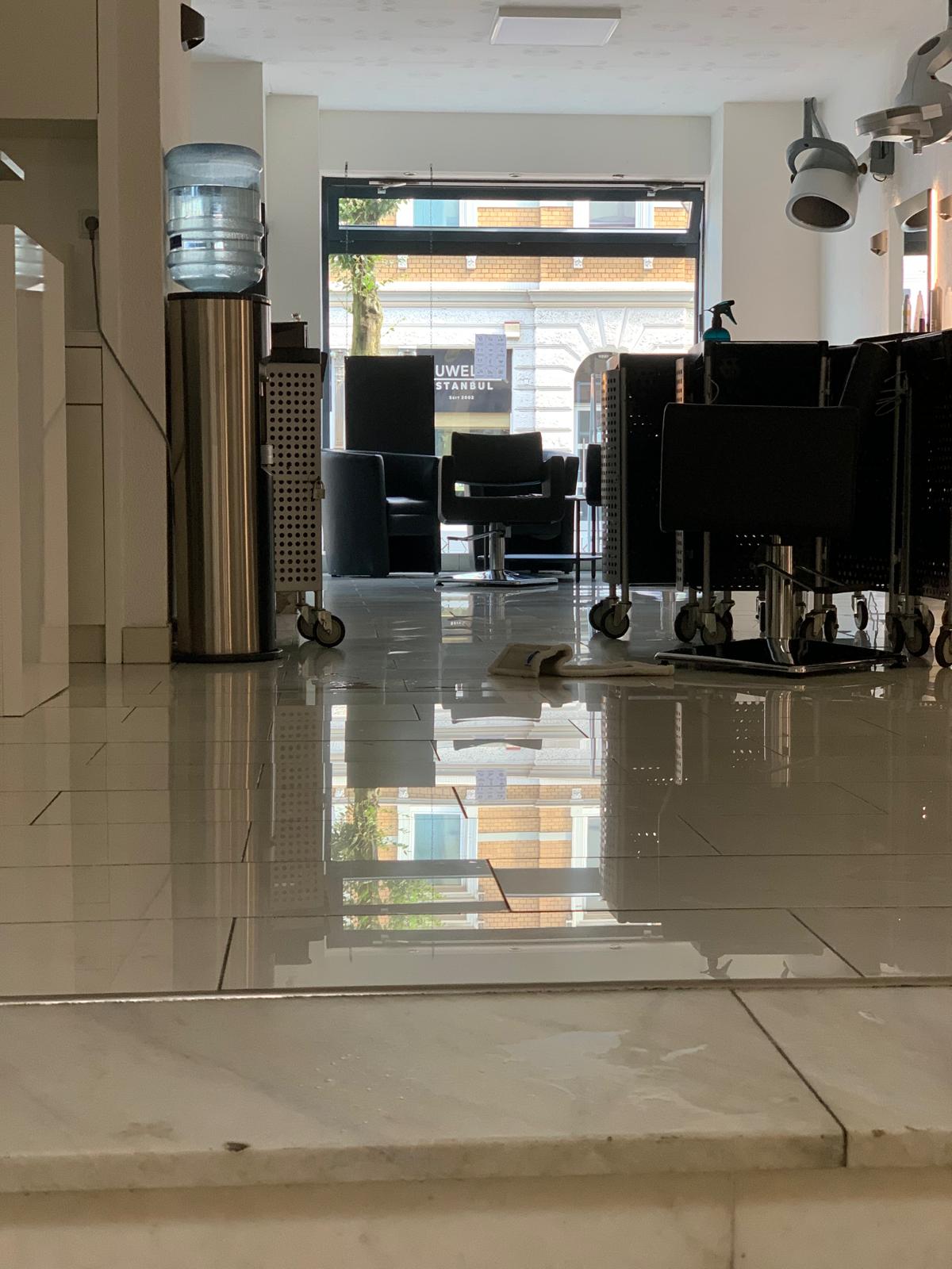 Innenansicht eines modernen Friseursalons mit glänzendem Boden.