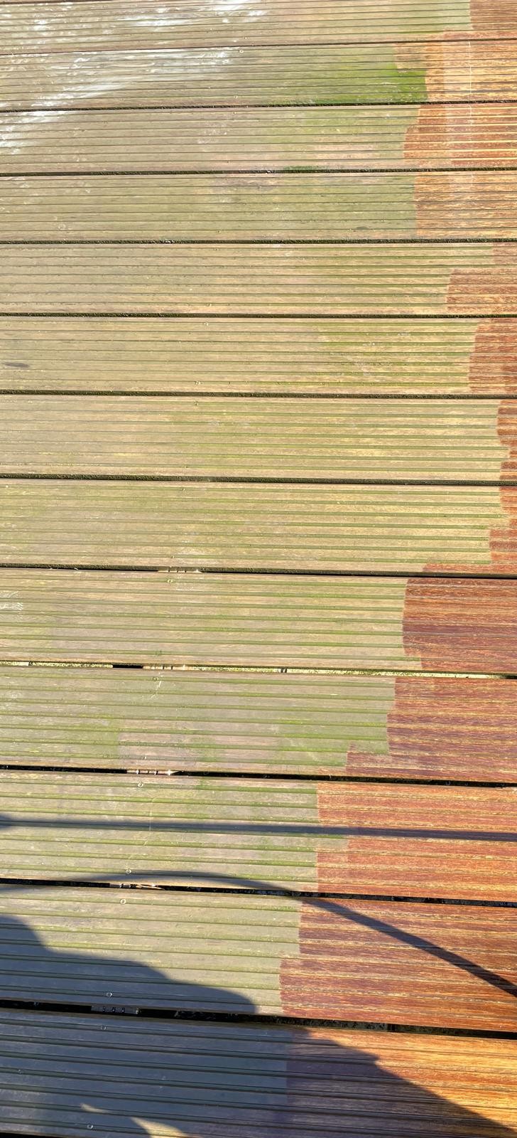 Holzterrasse mit unterschiedlichen Verfärbungen durch Reinigung